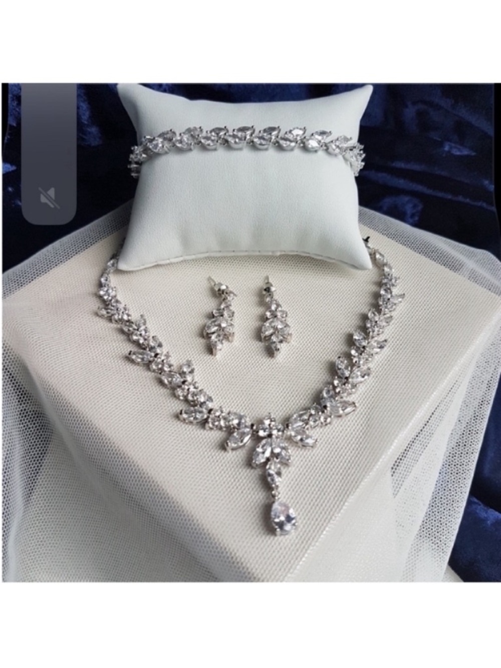 Swarovski Elements Platinum Marquis Teardrop Leaf Necklace & Earrings SET - Picture 4 of 16